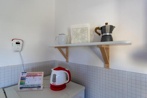 a kitchen with a toaster on top of a counter at Da Nonna Gina, casa luminosa con aria condizionata in Viareggio