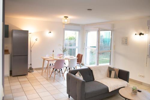 un salon avec un canapé et une table dans l'établissement Duplex le Lardenne - proche Hôpital - Clim - Terrasse - Parking, à Toulouse