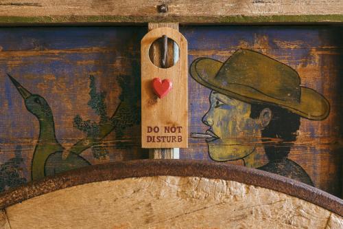 a sign that says do not disturb hanging on a wall at L'Orto Di Panza in Abbadia di Montepulciano