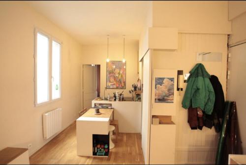 - une cuisine avec évier et comptoir dans la chambre dans l'établissement Sweet little flat in Montmartre, à Paris