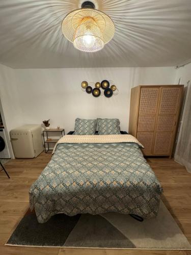 une chambre avec un lit et un plafond dans l'établissement Furnished studio Paris 17, à Paris