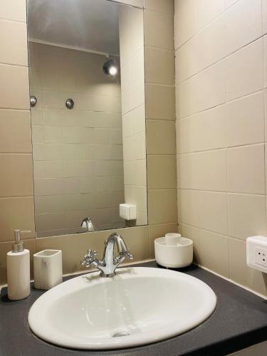 une salle de bain avec un lavabo et un miroir dans l'établissement Magnifique & atypique appartement aux portes du château, à Versailles