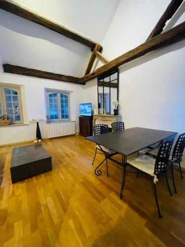 une salle à manger avec une table et des chaises dans l'établissement Magnifique & atypique appartement aux portes du château, à Versailles
