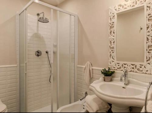 Ένα μπάνιο στο Luxury Residence La Pianca - Pool and Terrace Lake View