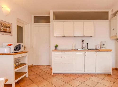 Η κουζίνα ή μικρή κουζίνα στο Luxury Residence La Pianca - Pool and Terrace Lake View