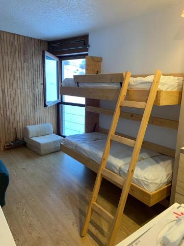 Cette chambre dispose de lits superposés et d'une échelle. dans l'établissement studio pied des pistes, à Orcières