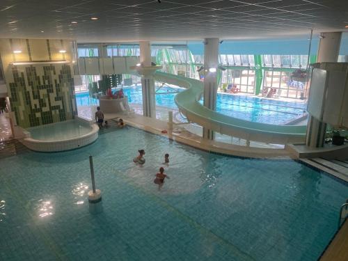 - une piscine intérieure avec des personnes à l'eau dans l'établissement studio pied des pistes, à Orcières