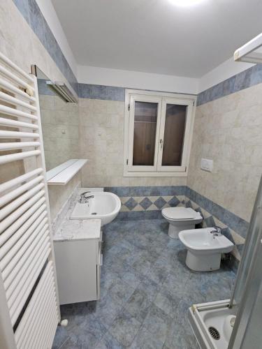 a bathroom with two sinks and two toilets at Casa vacanze 6 in Pescincanna