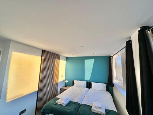Katil atau katil-katil dalam bilik di Two Bedroom Flat by Brookland Stays Serviced Accommodation Short Lets Leeds with Free WiFi