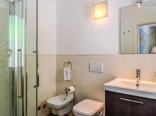 Ένα μπάνιο στο Luxury Residence La Pianca - Pool and Terrace Lake View
