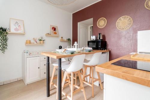une cuisine avec une table et quelques chaises dans l'établissement Appartement à proximité de la gare, à Dijon