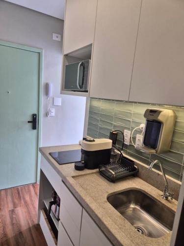 Cuisine ou kitchenette dans l'établissement Studio on the best beach in Santos with parking included