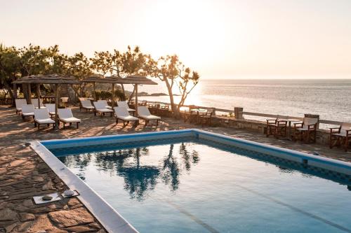 Πισίνα στο ή κοντά στο Cavos Bay Hotel & Studios 
