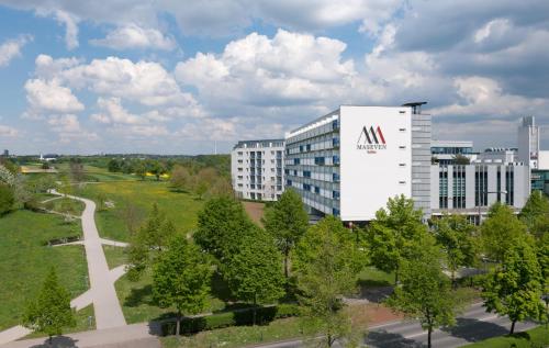 an aerial view of a building in a city at MASEVEN Stuttgart SI Centrum ehem SI-SUITES in Stuttgart