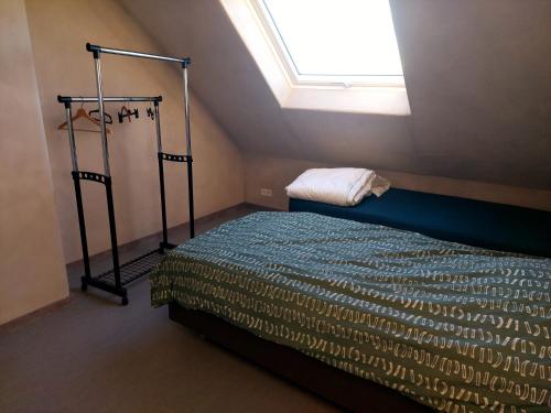 TieltにあるKrie1のベッドルーム(ベッド1台、天窓付)