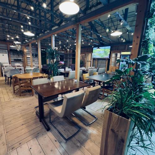a dining room with a table and chairs at NTV Smoky Garden in Owariasahi