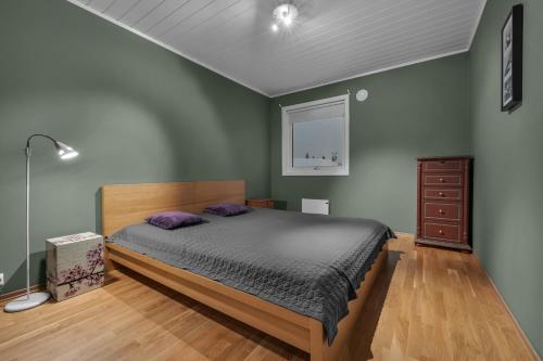 เตียงในห้องที่ Northern Light Villa in Tromsø