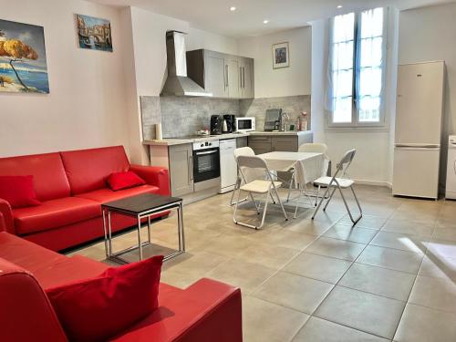 un salon avec un canapé rouge et une table dans l'établissement Honore apartment 3 min from Palais des Festivals by Welcome to Cannes, à Cannes