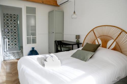 une chambre avec un grand lit blanc avec deux serviettes dessus dans l'établissement La Terrasse du Canigou - App 1-1 - Town centre, à Perpignan