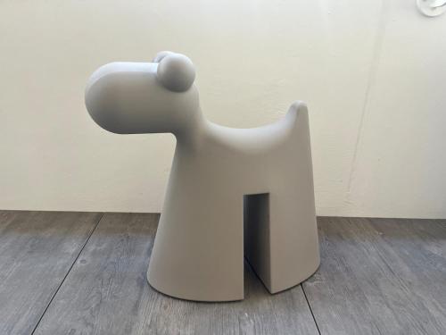 une chaise blanche assise au-dessus du parquet dans l'établissement Grande Motte Coba - résidence standing, proximité plage, à La Grande Motte