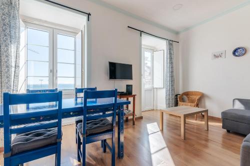Μια τηλεόραση ή/και κέντρο ψυχαγωγίας στο Alfama lisboa 2nd floor amazing river view