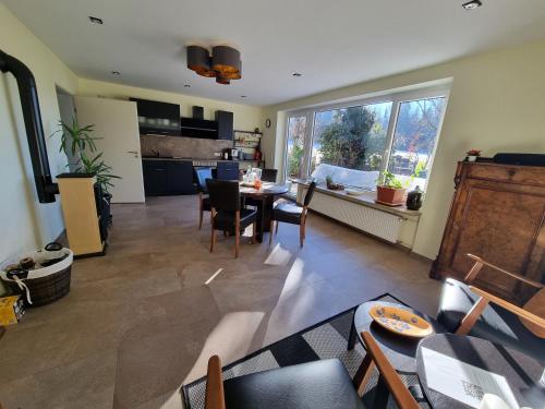 Kuchyň nebo kuchyňský kout v ubytování Ferienwohnung mit Garten und Bergblick