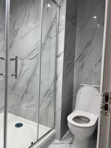 Ένα μπάνιο στο Nicely furnished 2 Bedroom Property Independent with Parking