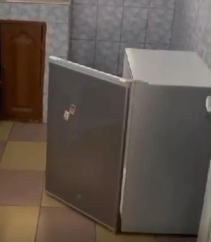 ein Kühlschrank, der in einem Zimmer auf dem Boden steht in der Unterkunft 77 Shortlets in Cotonou