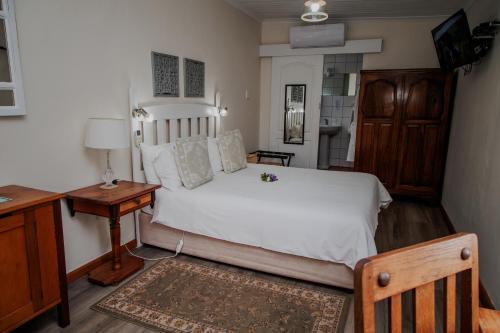Кровать или кровати в номере Aan de Oever Guesthouse