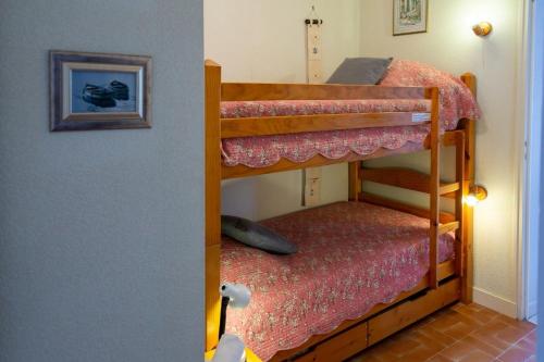 een paar stapelbedden in een kamer bij Les Reflets de la Houle in Cancale