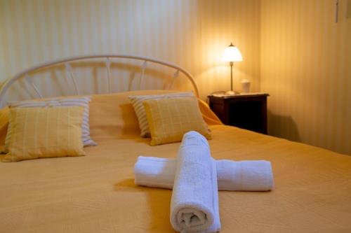 - un lit avec 2 serviettes pliantes dans l'établissement Les chants de la houle, à Cancale