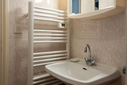 une salle de bain avec un lavabo et un miroir dans l'établissement Les chants de la houle, à Cancale