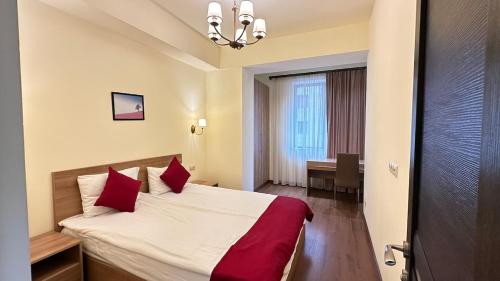 Voodi või voodid majutusasutuse Spacious 1-Bedroom Apartment in the Center toas