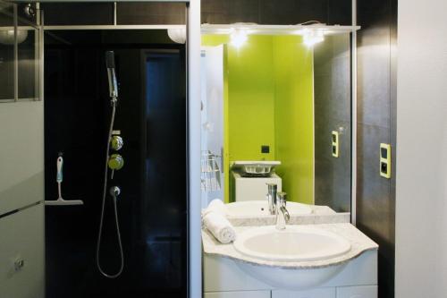 un baño con lavabo y ducha en Comme à la maison, en Cancale