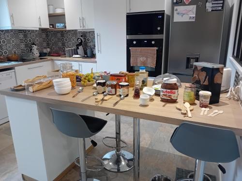 Η κουζίνα ή μικρή κουζίνα στο La Bergerie de Chantemille - Chambre d'hôtes les Dahlias - jacuzzi, piscine