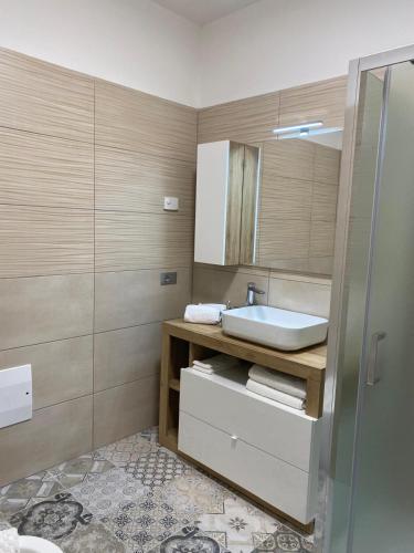a bathroom with a sink and a mirror at Agriturismo i Merli in SantʼAmbrogio di Valpolicella