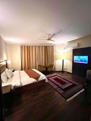 Ένα ή περισσότερα κρεβάτια σε δωμάτιο στο Hunza Darbar Hotel