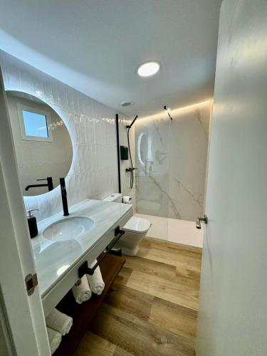 Ένα μπάνιο στο Solera Suites