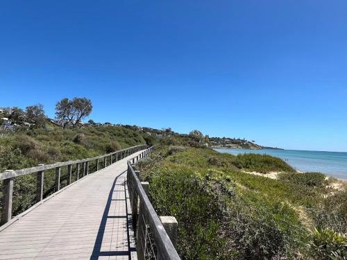 a wooden boardwalk leading to the ocean on a beach at Bayside Retreat near beach and Frankston centre in Frankston