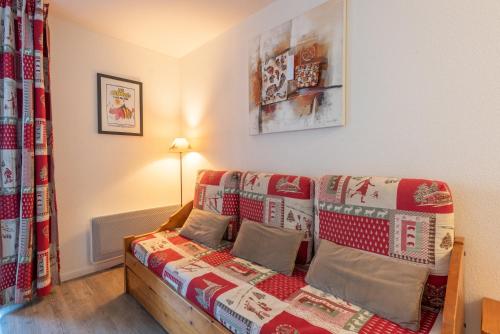 a living room with a couch in a room at T2 avec piscine couverte et parking in Saint-Lary-Soulan