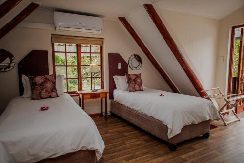 Кровать или кровати в номере Aan de Oever Guesthouse
