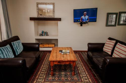 Телевизор и/или развлекательный центр в Aan de Oever Guesthouse