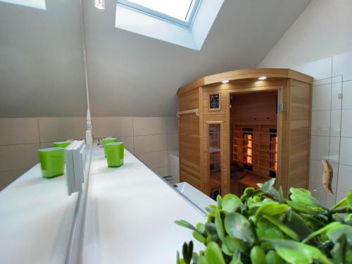 baño con encimera y habitación con plantas en Reeders Topp by Seeblick Ferien, en Olpenitz