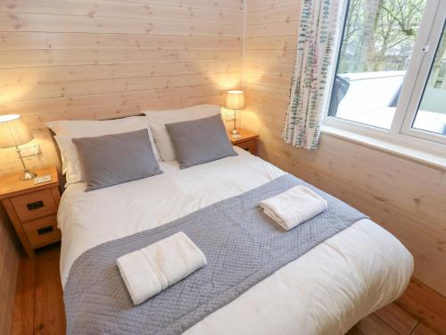 Ένα ή περισσότερα κρεβάτια σε δωμάτιο στο Dovestone Secluded Luxury Lodges sleeps 6 - pets welcome