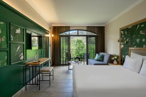 Postel nebo postele na pokoji v ubytování Galilion Hotel