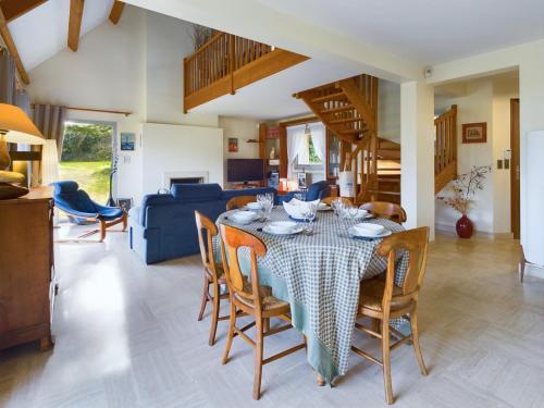 une salle à manger et un salon avec une table et des chaises dans l'établissement Grande maison spacieuse et moderne avec jardin, à Fouesnant