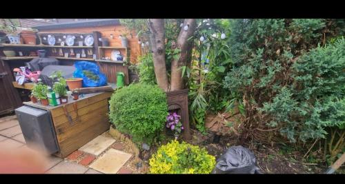 Aed väljaspool majutusasutust Quirky Victorian terraced property