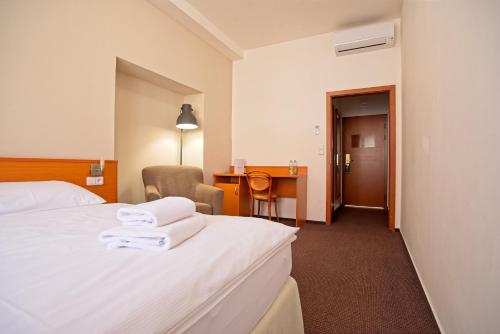 Postel nebo postele na pokoji v ubytování Wine Wellness Hotel Amande Hustopeče