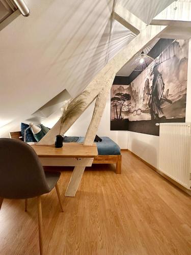 un salon avec une table en bois et un canapé dans l'établissement Le Soleil-Levant centre-ville, à Chalon-sur-Saône