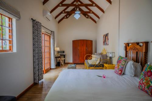 Кровать или кровати в номере Aan de Oever Guesthouse